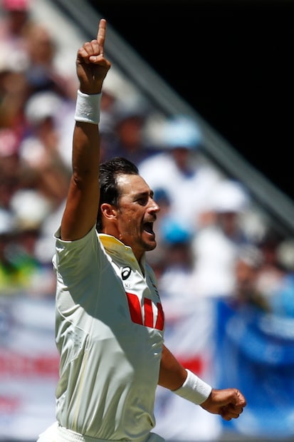 লাঞ্চের পর আরও বিধ্বংসী হয়ে ওঠেন স্টার্ক। ইংল্যান্ড অধিনায়ক বেন স্টোকসকে বোল্ড করে তিনি নিজের চতুর্থ সাফল্য তুলে নেন। কিছুটা প্রতিরোধ গড়ে তুলতে চেয়েছিলেন হ্যারি ব্রুক ও জেমি স্মিথ, তবে ব্রেন্ডন ডগেট ব্রুককে আউট করতেই আবার ধাক্কা খায় ইংলিশ ব্যাটিং। এরপর আবারো আক্রমণে ফিরে স্টার্ক একে একে শেষের ব্যাটসম্যানদের ফিরিয়ে দেন এবং ইনিংস শেষ করেন ৫৮ রানে ৭ উইকেট নিয়ে।