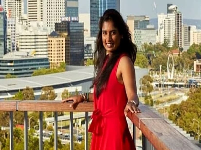 মিতালির জন্ম ১৯৮২ সালের ৩ ডিসেম্বর যোধপুরে এবং তিনি একটি তামিল পরিবারে বেড়ে ওঠেন। তার বাবা দোরাই রাজ ভারতীয় বিমান বাহিনীতে অফিসার হিসেবে কর্মরত ছিলেন, অন্যদিকে তাঁর মা লীলা রাজ ছোটবেলা থেকেই তার স্বপ্ন পূরণে সহায়তা করেছিলেন। মিতালি মাত্র ১০ বছর বয়সে ক্রিকেট খেলা শুরু করেন, তার ভাইয়ের সঙ্গে অনুশীলন করেন। তিনি এখনও মহিলাদের আন্তর্জাতিক ক্রিকেটে সর্বোচ্চ রান সংগ্রাহক এবং ভারতের সবচেয়ে ধনী মহিলা ক্রিকেটার। অবসরের পরেও, তিনি ব্র্যান্ড প্রমোশন, কনসালট্যান্টের ভূমিকা এবং ক্রিকেট উন্নয়ন উদ্যোগের  মাধ্যমে আয় করে চলেছেন।