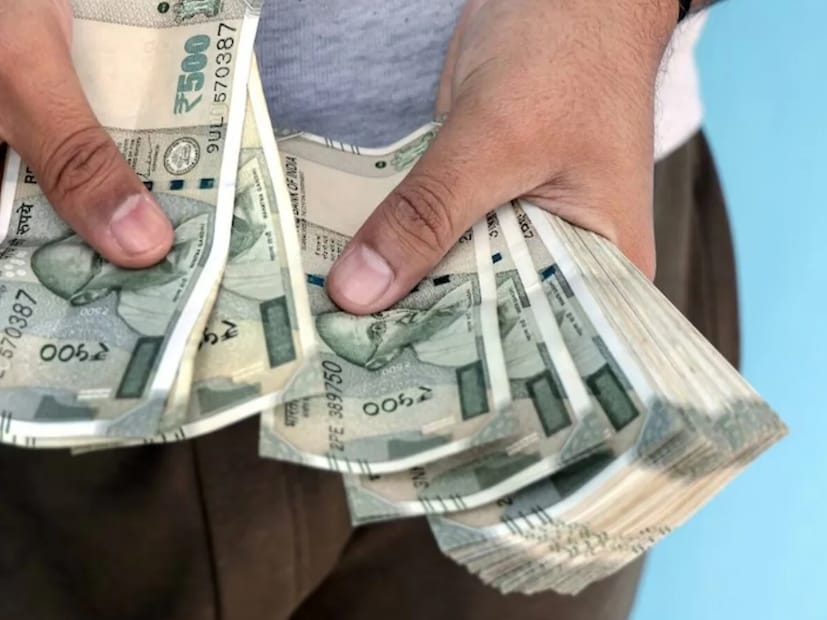 এই কোডগুলি নতুন বিভাগগুলিতে সামাজিক সুরক্ষা প্রসারিত করেছে, যার ফলে অ্যাগ্রিগেটরদের বার্ষিক টার্নওভারের ১-২% গিগ এবং প্ল্যাটফর্ম কর্মীদের সামাজিক সুরক্ষার জন্য বরাদ্দ রাখতে হবে (তাদের বেতনের ৫% পর্যন্ত)। ফিক্সড-টার্ম কর্মচারীদের পাঁচ বছরের পরিবর্তে মাত্র এক বছর একটানা চাকরি করলেই গ্র্যাচুইটির যোগ্য বিবেচনা করা হবে। পরিদর্শক-কাম-সহযোগী ব্যবস্থা হয়রানি কমাতে এবং স্বচ্ছতা উন্নত করতে যখন খুশি, প্রযুক্তি-চালিত পরিদর্শন ব্যবস্থা চালু করেছে, যা হয়রানি কমাবে।