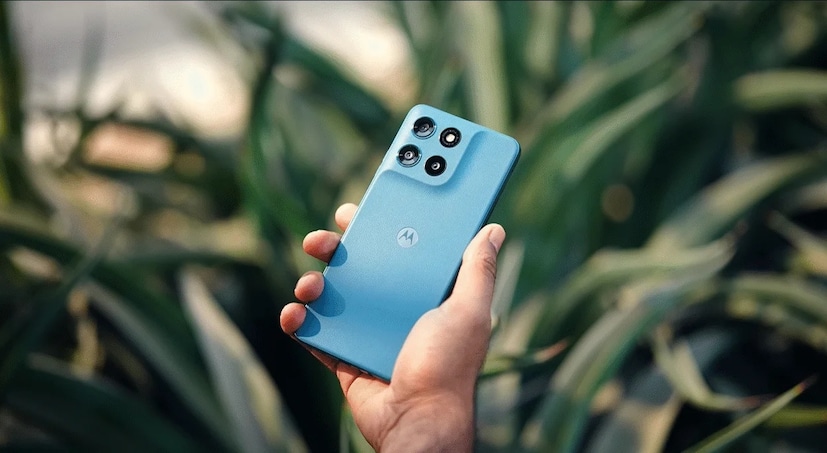 Moto G57 Power-এর দাম ১৪,৯৯৯ টাকা (৮ জিবি র&#x200d;্যাম + ১২৮ জিবি স্টোরেজ ভ্যারিয়েন্ট)। লঞ্চ অফার হিসেবে গ্রাহকরা ১,০০০ টাকা ছাড় পাবেন এবং নির্বাচিত ব্যাঙ্কের কার্ডে অতিরিক্ত ১,০০০ টাকা ছাড় পাবেন, যার ফলে মোট মূল্য ১২,৯৯৯ টাকা হবে। ফোনটি ৩ ডিসেম্বর, ২০২৫ তারিখে দুপুর ১২টা থেকে মোটোরোলার অফিসিয়াল ওয়েবসাইট, ফ্লিপকার্ট এবং নির্বাচিত খুচরো দোকানে পাওয়া যাবে। ফোনটি তিনটি প্যানটোন-সার্টিফায়েড রঙে পাওয়া যাবে: রেগাটা, কর্সেয়ার এবং ফ্লুইডিটি।