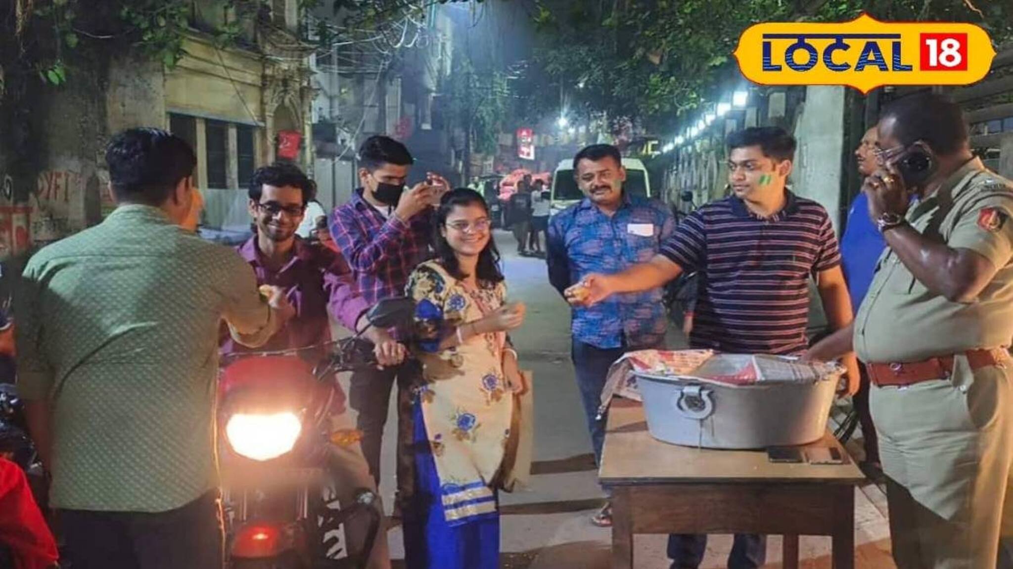 পথচলতি মানুষদের মিষ্টিমুখ করাল পুলিশ! মুর্শিদাবাদে মন ভাল করা আয়োজন