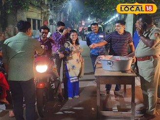 পথচলতি মানুষদের মিষ্টিমুখ করাল পুলিশ! মুর্শিদাবাদে মন ভাল করা আয়োজন