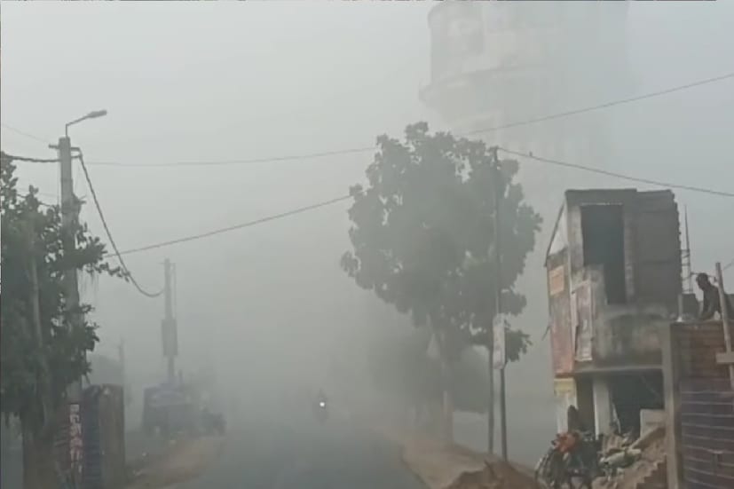 *উত্তরবঙ্গে বৃষ্টির কোনও সম্ভাবনা নেই। উত্তরের জেলাগুলিতে ভরপুর শীতের আমেজ রয়েছে। বিশেষ করে পাহাড়ি অঞ্চলে জাঁকিয়ে ঠাণ্ডা অনুভূত হচ্ছে। সপ্তাহান্তে তাপমাত্রা ১০ ডিগ্রি সেলসিয়াসের নিচে নামতে পারে। ঘন কুয়াশায় ঢেকেছে উত্তরবঙ্গের জেলাগুলি। তবে আপাতত তুষারপাতের কোনও সম্ভাবনা নেই। 