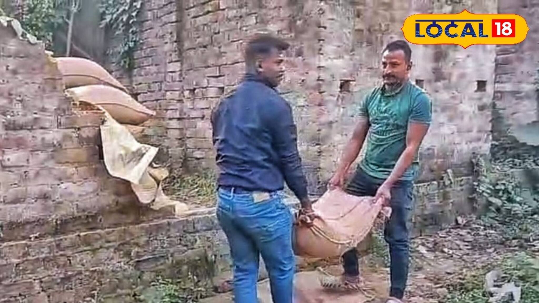 নির্জন এলাকায় চলছিল রেশনের চালের বস্তা গায়েব করার কাজ! কিন্তু শেষরক্ষা হল না...