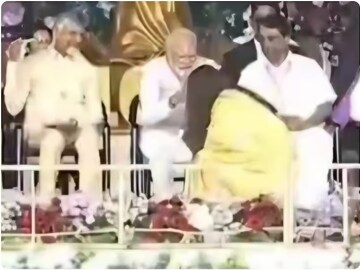 মোদিকে হাত জোড় করে প্রণাম সচিনের, সত্য সাই বাবার জন্মশতবার্ষিকী অনুষ্ঠানে চাঁদের হাট