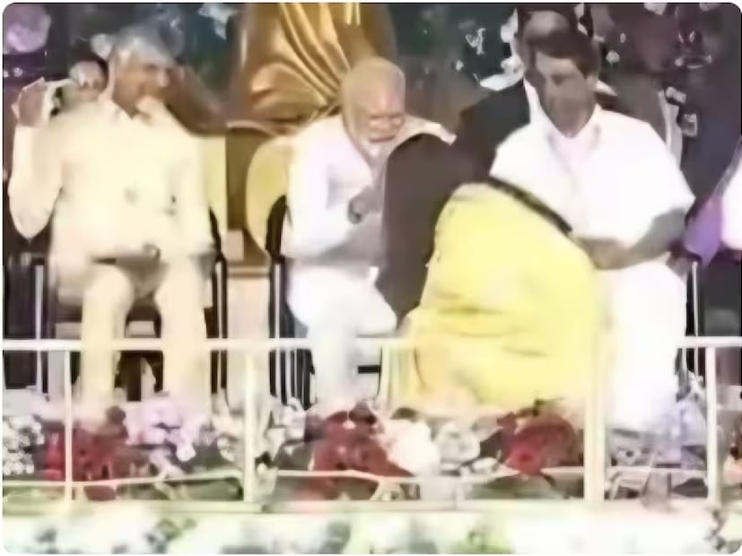 অভিনেত্রী ও প্রাক্তন বিশ্বসুন্দরী ঐশ্বর্য রাই বচ্চন বুধবার অন্ধ্রপ্রদেশের পুট্টাপার্থীতে আধ্যাত্মিক গুরু শ্রী সত্য সাই বাবার শতবর্ষ উদযাপন অনুষ্ঠানে প্রধানমন্ত্রী নরেন্দ্র মোদির পা ছুঁয়ে শ্রদ্ধা জানান। এই সময় সচিন তেন্ডুলকরও হাত জোড় করে নমস্কার করেন,  প্রধানমন্ত্রী মোদিকে শুভেচ্ছা জানাতে দেখা গেছে।