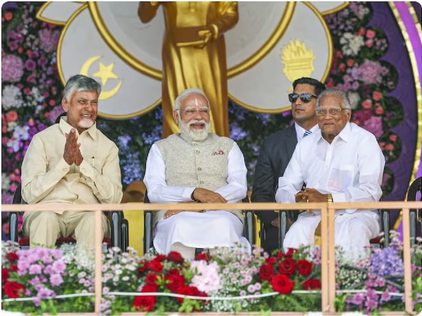 প্রধানমন্ত্রী মোদি ছাড়াও মঞ্চে উপস্থিত ছিলেন অন্ধ্রপ্রদেশের মুখ্যমন্ত্রী এন. চন্দ্রবাবু নাইডু, উপ-মুখ্যমন্ত্রী পবন কল্যাণ, ক্রিকেটার সচিন তেন্ডুলকর, শ্রী সত্য সাই কেন্দ্রীয় ট্রাস্টের ব্যবস্থাপনা ট্রাস্টি আরজে রত্নাকর এবং অন্যান্যরা। অনুষ্ঠানে প্রধানমন্ত্রী মোদি এবং চন্দ্রবাবু নাইডু মঞ্চে  পাশাপাশি বসেছিলেন। দুই শীর্ষ নেতাকে এদিন আড্ডা দিতে দেখা গেছে।