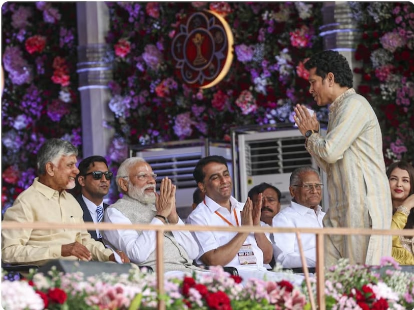 মঞ্চে প্রধানমন্ত্রী মোদিকে হাত জোড় করে প্রণাম করে অভিবাদন জানান মাস্টার ব্লাস্টার সচিন তেন্ডুলকর। মঞ্চে উপস্থিত ছিলেন ঐশ্বর্য রাই বচ্চনও।