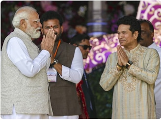 মোদিকে হাত জোড় করে প্রণাম সচিনের, সত্য সাই বাবার জন্মশতবার্ষিকী অনুষ্ঠানে চাঁদের হাট