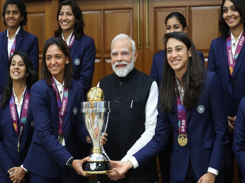 ভারতীয় মহিলা দলের অধিনায়ক হরমনপ্রীত কউর এবং সহ-অধিনায়ক স্মৃতি মান্ধানা প্রধানমন্ত্রী মোদির হাতে বিশ্বকাপ ট্রফি তুলে দেন।