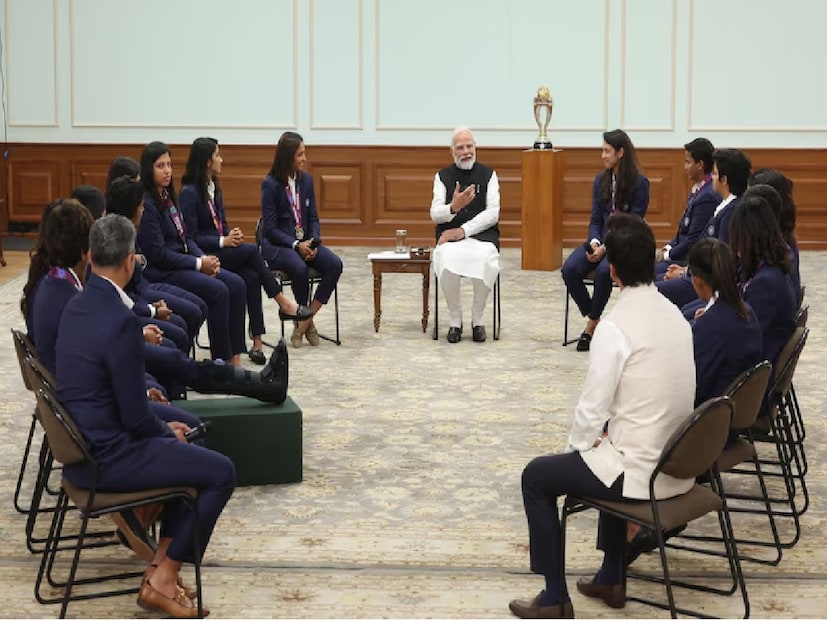 ভারতীয় দলের হয়ে দুর্দান্ত পারফর্ম করা ওপেনার প্রতীকা রাওয়াল পায়ে প্লাস্টার নিয়ে প্রধানমন্ত্রী মোদির সঙ্গে  দেখা করতে গিয়েছিলেন৷