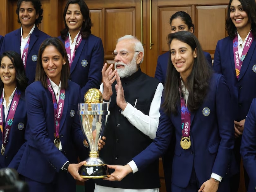 ফাইনালে দক্ষিণ আফ্রিকাকে ৫২ রানে হারিয়ে প্রথমবারের মতো আইসিসি ওডিআই বিশ্বকাপের শিরোপা জিতেছে ভারতীয় ক্রিকেট দল।