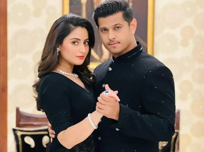 নীল ভাট, ঐশ্বর্য শর্মার প্রেমের গল্প: গুম হ্যায় কিসিকে পেয়ার মে শোতে কাজ করার সময় নীল ভাট এবং ঐশ্বর্য শর্মার আলাপ হয় এবং একে অপরের প্রেমে পড়েন। শোতে তারা যথাক্রমে বিরাট চবন এবং পাখির ভূমিকায় অভিনয় করেন। ২০২১ সালে তারা গাঁটছড়া বাঁধেন এবং পরে স্মার্ট জোডি এবং বিগ বস ১৭-তেও একসঙ্গে অংশগ্রহণ করেন। তবে, নীল এবং ঐশ্বর্য দীর্ঘদিন ধরে যৌথভাবে জনসমক্ষে উপস্থিত হননি। এই বছর হোলির পর থেকে তাঁরা একসঙ্গে ছবিও শেয়ার করেননি। ঐশ্বর্য প্রায়শই অনলাইনে নিজের ভিডিও এবং ছবি শেয়ার করলেও নীল ১৬ সেপ্টেম্বর, ২০২৫ তারিখে তাঁর শেষ ইনস্টাগ্রাম পোস্ট দিয়ে বেশ নিষ্ক্রিয় ছিলেন। ঐশ্বর্যর গণেশ চতুর্থী এবং দীপাবলি উদযাপনেও নীলকে কোথাও দেখা যায়নি।