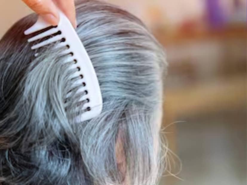 যদি আপনি মেহেদি বা রাসায়নিক ভিত্তিক চুলের রঙ ব্যবহার করে আপনার চুল কালো করতে করতে বিরক্ত হয়ে থাকেন, তাহলে একটি প্রাকৃতিক এবং নিরাপদ বিকল্প আছে যা আপনি চেষ্টা করতে পারেন। দাদী-দিদিমাদের দ্বারা প্রচলিত একটি প্রাচীন প্রতিকার, কোনও ক্ষতি ছাড়াই আপনার চুলের প্রাকৃতিক কালো রঙ ফেরানোর প্রতিশ্রুতি দেয়।