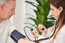 শীতে ব্লাড প্রেশার বাড়ে কেন, ঠান্ডায় রক্তচাপ বশে রাখার সহজ টোটকা জানুন