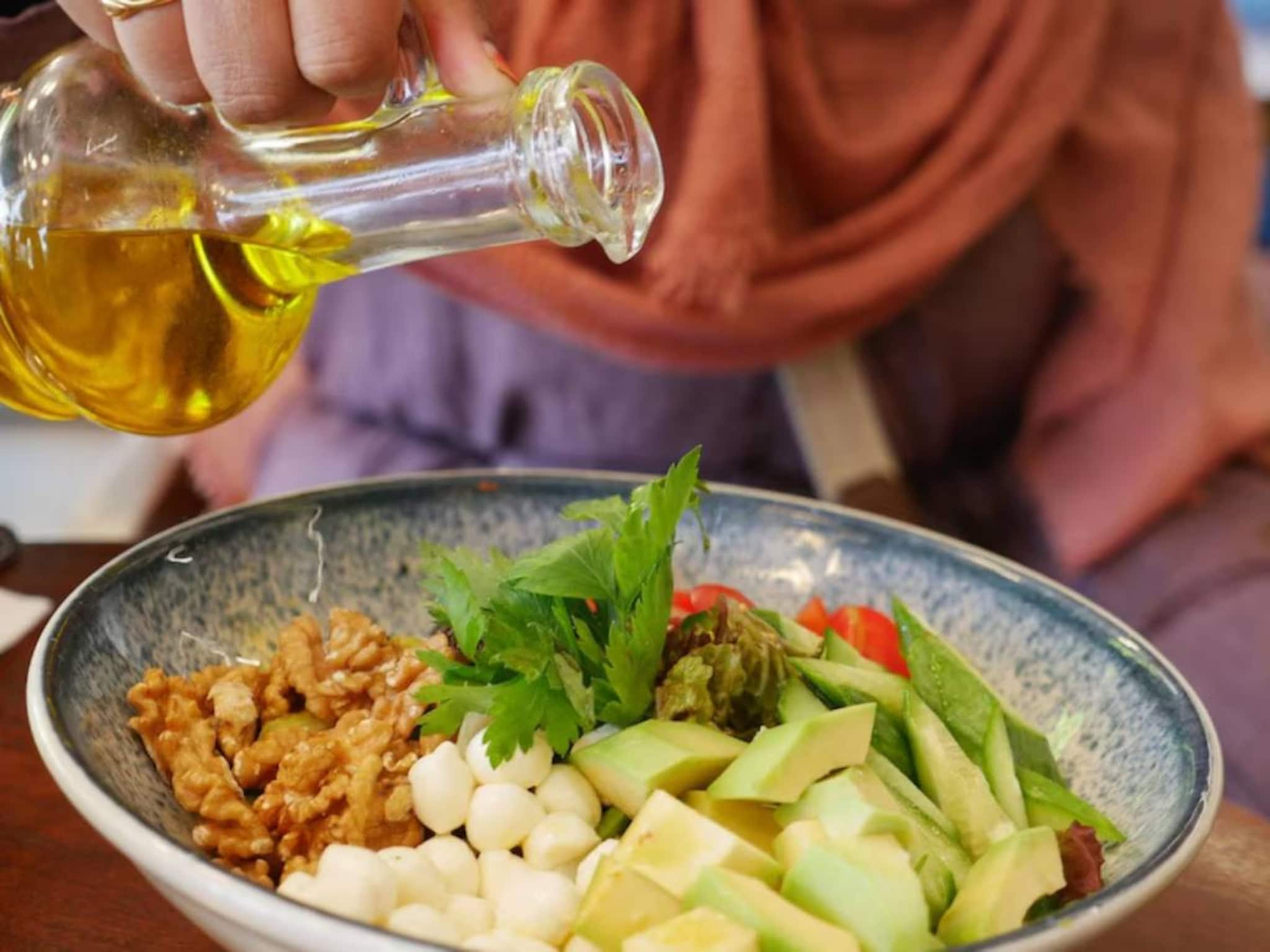 Worst Cooking Oils: পাম তেল, সূর্যমুখী তেল-সহ ৫ সাদা তেলই ক্ষতির আড়ত! শরীরে খারাপ কোলেস্টেরল জমিয়ে হার্টের বারোটা বাজায়! আজই পাল্টান রান্নার তেল!