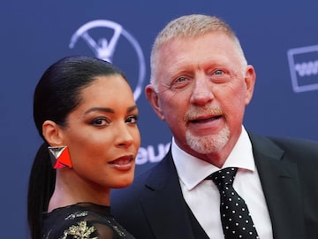 অনুরাগী ও ভক্তদের সঙ্গে তাঁর সন্তানলাভের সংবাদ ভাগ করে নিয়েছেন বেকার অনুরাগী ও ভক্তদের সঙ্গে তাঁর সন্তানলাভের সংবাদ ভাগ করে নিয়েছেন বেকার