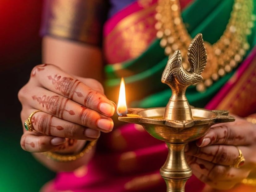 অন্যান্য সকল সংক্রান্তির মতো কার্তিক সংক্রান্তিও অত্যন্ত গুরুত্বপূর্ণ। এই দিনের মাহাত্ম্য এনে দেয় পুণ্যফল। যে কোনও মাসের সংক্রান্তি নিবেদন করা হয় শ্রীকৃষ্ণের উদ্দেশে। কার্তিক মাস ভগবান বিষ্ণুকে নিবেদিত। তাই এর অন্য নাম দামোদর মাস। অন্যান্য সকল সংক্রান্তির মতো কার্তিক সংক্রান্তিও অত্যন্ত গুরুত্বপূর্ণ। এই দিনের মাহাত্ম্য এনে দেয় পুণ্যফল। যে কোনও মাসের সংক্রান্তি নিবেদন করা হয় শ্রীকৃষ্ণের উদ্দেশে। কার্তিক মাস ভগবান বিষ্ণুকে নিবেদিত। তাই এর অন্য নাম দামোদর মাস।