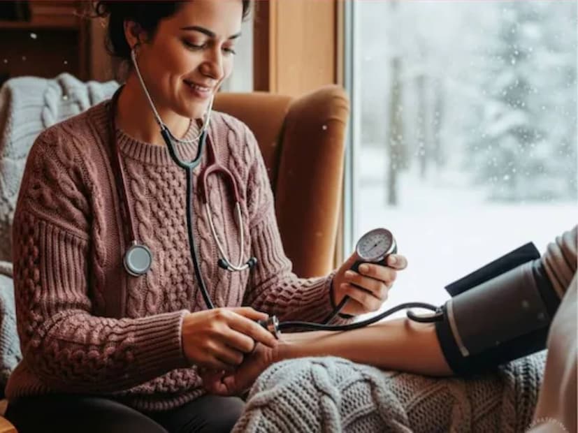 অনেকেই বিশ্বাস করেন যে শীতকালে রক্তচাপ বেড়ে যায়, আবার অনেকে এটিকে কেবল ভুল ধারণা বলে মনে করেন। অনেকেই ঠান্ডা এবং রক্তচাপের মধ্যে সম্পর্ক বোঝেন না। এখন প্রশ্ন হল ঠান্ডা কি আসলেই রক্তচাপকে প্রভাবিত করে? যদি হ্যাঁ, তাহলে কীভাবে এটি এড়ানো যায়?