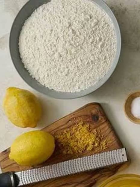 আপনার সাদা চুল কালো করার জন্য নিন ১ চামচ কোকো পাউডার, ১ চামচ কফি পাউডার, ১ চামচ গুঁড়ো চিনি, ১ ছিপি পাতিলেবুর রস এবং ৪ চামচ নারকেল তেল৷ ভাল করে মিশিয়ে নিয়ে ব্রাশ দিয়ে চুলে লাগান৷ 