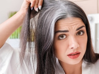 দামি কলপ কালারকে দশ গোল! নারকেল তেলে রান্নার মশলা ১ চিমটে মিশিয়ে মাখলেই কালো হবে সাদা চুল