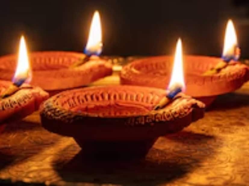  বিষ্ণুভক্তদের কাছে কার্তিক মাস তথা এই মাসের সংক্রান্তি অত্যন্ত শুভ। সারা মাসে না পারলেও এই দিনে আকাশপ্রদীপ নিবেদনের চেষ্টা করুন। লাভ করবেন পুণ্যফল। সেইসঙ্গে গ্রহণ করুন বিশেষ খাবার। বলছেন জ্যোতিষ বিশারদ পণ্ডিত কল্কি রাম।