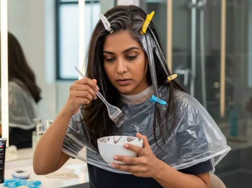 অকাল চুল পেকে যাওয়া কষ্টকর হতে পারে এবং অনেকেই এটি লুকানোর জন্য দামি রঙ বা চুলের রঙের পণ্য ব্যবহার করেন। তবে, এই রাসায়নিকযুক্ত দ্রবণগুলি প্রায়শই পার্শ্ব প্রতিক্রিয়া নিয়ে আসে, যার মধ্যে রয়েছে মাথার ত্বকে জ্বালাপোড়া এবং চুলের ক্ষতি। কিছু ক্ষেত্রে, এগুলি পেকে যাওয়াকে ত্বরান্বিত করতে পারে। যারা ঘরে তৈরি, প্রাকৃতিক প্রতিকার খুঁজছেন, তাদের জন্য সহজলভ্য রান্নাঘর এবং ভেষজ উপাদান দিয়ে তৈরি এই সহজ প্রতিকারটি হতে পারে সমাধান।