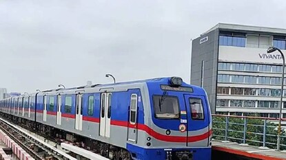 কলকাতা মেট্রোয় ঝাঁপ কলকাতা মেট্রোয় ঝাঁপ