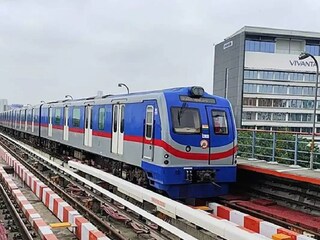 দিনের ব্যস্ত সময়ে মেট্রো রেলে ভিড়ও থাকে অস্বাভাবিক