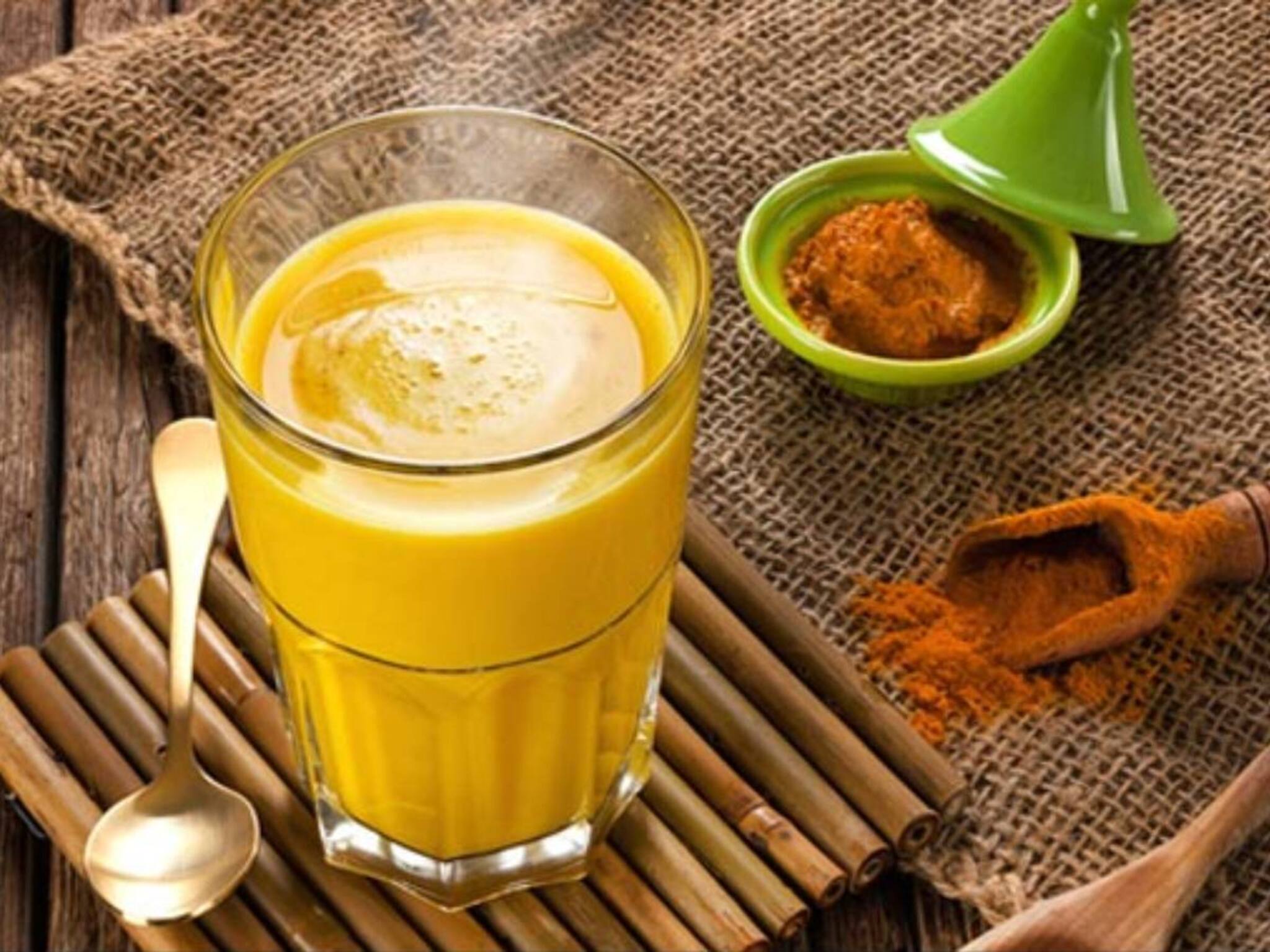 Milk & Jaggery: ১ গ্লাস দুধে গুড় আর ১ চিমটে রান্নার চেনা মশলা! বিশেষ সময়ে খেলেই লোহার মতো মজবুত হাড়! পালাবে সর্দিকাশি!