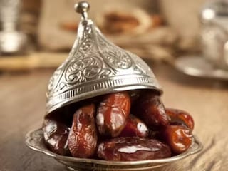 বিশেষজ্ঞরা শীতকালে খেজুর খাওয়ার পরামর্শ দেন বিশেষজ্ঞরা শীতকালে খেজুর খাওয়ার পরামর্শ দেন