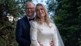 সোশ্যাল মিডিয়ায় বিয়ের ছবি পোস্ট করেছেন প্রধানমন্ত্রী অ্যালবানিজ সোশ্যাল মিডিয়ায় বিয়ের ছবি পোস্ট করেছেন প্রধানমন্ত্রী অ্যালবানিজ