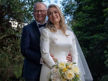 সোশ্যাল মিডিয়ায় বিয়ের ছবি পোস্ট করেছেন প্রধানমন্ত্রী অ্যালবানিজ সোশ্যাল মিডিয়ায় বিয়ের ছবি পোস্ট করেছেন প্রধানমন্ত্রী অ্যালবানিজ