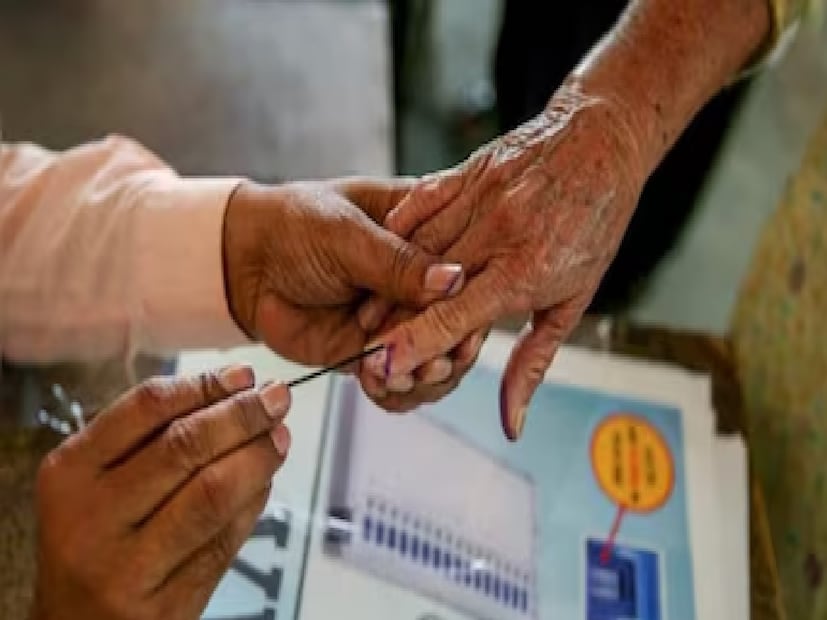 রাঘোপুর বিধানসভা কেন্দ্র থেকে প্রতিদ্বন্দ্বিতা করা তেজস্বী যাদব বলেন, ফলাফল ১৪ নভেম্বর ঘোষণা করা হবে এবং ১৮ তারিখে শপথ গ্রহণ অনুষ্ঠিত হবে। তিনি বলেন, “বিজেপি ও এনডিএ এখন আতঙ্কিত। ভোটদানের সময় ভোটারদের লম্বা লাইন আমাদের পক্ষে গিয়েছে। এক্সিট পোল শুধুমাত্র নির্বাচনী কর্মকর্তাদের মানসিক চাপকে প্রতিফলিত করে।”