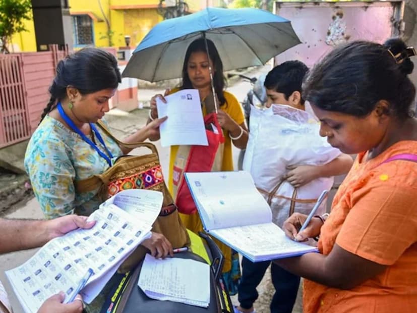 মুখ্য নির্বাচনী আধিকারিকের দফতরের পোর্টালে ২০০২-এর লিস্টে নাম থাকলেও ওই বছরের যে সংযোজিত ভোটার তালিকা হার্ড কপি সংশ্লিষ্ট জেলাশাসক বা জেলা নির্বাচনী আধিকারিক-এর দফতরে রয়েছে, সেখান থেকেই সংশ্লিষ্ট ভোটারদের ম্যাচিং করানো যেতে পারে। 