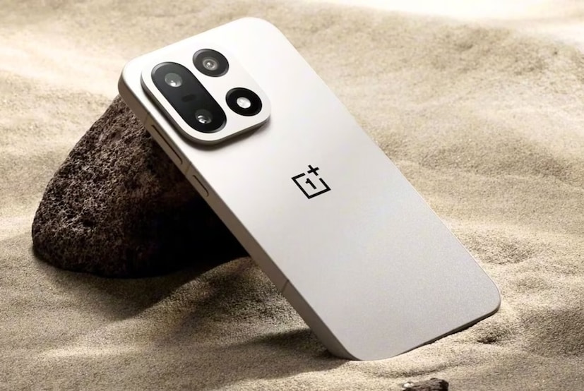 OnePlus OnePlus 15-এর ডিজাইনে কিছু পরিবর্তন এনেছে যা এটিকে 13s-এর মতো লুক দিয়েছে, যদিও গত বছরের OnePlus 13-এর বৃত্তাকার ক্যামেরা মডিউল এখানে বজায় রাখা হয়নি। জল্পনা প্রাথমিক স্তরে যা-ই থাকুক না কেন, দেখা যাচ্ছে যে Hasselblad ব্র্যান্ডিং ছাড়াই এই প্রথম OnePlus-এর ফোন এসেছে, তবে ফাস্ট চার্জিং ব্যাটারি এবং উন্নত IP রেটিং সংস্থার অন্য মডেলের মতো এই ডিভাইসেও রয়েছে।