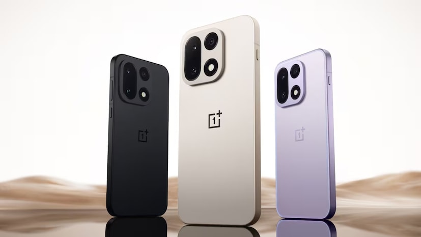 ভারতে OnePlus 15-এর দাম এবং অফার: ভারতে OnePlus 15-এর বেস 12GB + 256GB ভ্যারিয়েন্টের দাম ৭২,৯৯৯ টাকা থেকে শুরু হচ্ছে, যেখানে উচ্চতর রেঞ্জের 16GB + 512GB মডেলের দাম ৭৯,৯৯৯ টাকা। কালো, স্যান্ড স্টর্ম এবং বেগুনি রঙে OnePlus 15 দেশে পাওয়া যাবে। ফোনটি ইতিমধ্যেই অনলাইন এবং অফলাইন স্টোরগুলোতে পাওয়া যাচ্ছে।