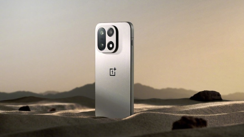 ফোনটি স্ন্যাপড্রাগন 8 এলিট জেন 5 চিপসেটে চলবে, যাতে ১৬ জিবি পর্যন্ত র&#x200d;্যাম এবং ৫১২ জিবি পর্যন্ত স্টোরেজ রয়েছে। এটি নতুন অ্যান্ড্রয়েড ১৬-ভিত্তিক অক্সিজেনওএস ১৬ ভার্সনে এসেছে এবং ডিভাইসটির জন্য ৪টি অপারেটিং সিস্টেম আপগ্রেড পাওয়া যাবে।