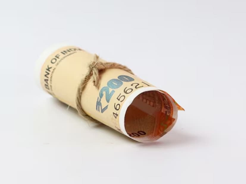 মাথায় রাখতে হবে দীর্ঘমেয়াদে বিনিয়োগের কথাকেউ যদি দীর্ঘমেয়াদে বিনিয়োগ করতে চান, যেমন সন্তানের শিক্ষা, বিবাহ, অথবা নিজের অবসর গ্রহণের তহবিল তৈরির জন্য, তাহলে PPF একটি ভাল বিকল্প হতে পারে। যদি ৩-৫ বছরের মধ্যে অর্থের প্রয়োজন হয় অথবা কেউ যদি প্রবীণ নাগরিক হন এবং মাসিক সুদের প্রয়োজন হয়, তাহলে সেক্ষেত্রে FD উপযুক্ত। PPF তহবিলে ১৫ বছরের জন্য লক ইন পিরিয়ড থাকে, তবে জরুরি পরিস্থিতিতে ঋণ পাওয়া যায় এবং আংশিকভাবে হলেও টাকা তোলা সম্ভব। আজকাল অনলাইনে এবং ব্যাঙ্ক বা পোস্ট অফিসের মাধ্যমে পিপিএফ অ্যাকাউন্ট খোলা যায়। নতুনরাও সহজেই শুরু করতে পারেন। PPF-এর মতো সরকারি প্রকল্পে সরকার বিনিয়োগকারীর টাকার সুরক্ষার গ্যারান্টি দেয়। অতএব, লোকসানের কোনও প্রশ্নই ওঠে না।