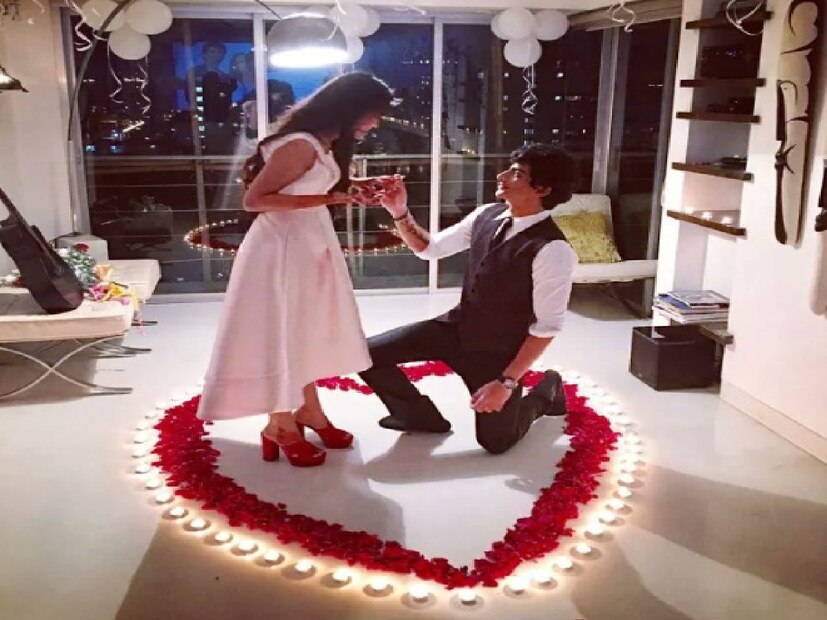 ফুল, মোমবাতি এবং সিনেমাটিক সেটআপ দিয়ে তাঁকেও হাঁটু গেড়ে মাটিতে বসে প্রপোজাল দিয়েছিলেন স্মৃতির হবু বর৷ টাইমলাইনে হঠাৎই ভেসে উঠছে সেই পুরনো ফটো এবং অনলাইনে তাই ক্রমাগত এই নিয়ে কথা চলেছেই৷