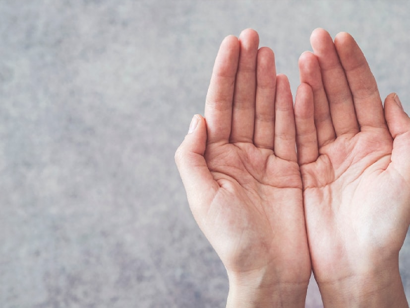 *অন্যায় কাজের ফলে দুর্ঘটনা ঘটতে পারেঃ দর্শন পাঠক ব্যাখ্যা করেছেন, শনি পর্বতের নক্ষত্র একজনকে রাতারাতি রাজা বানাতে পারে, তবে শর্ত হল যে ব্যক্তি অর্থের অপব্যবহার করবেন না। আপনি যদি সেই অর্থ ভাল কাজে ব্যবহার করেন, তাহলে এটি আপনার জন্য শুভ হবে। আপনি যদি অপব্যবহার করেন, তাহলে দু-বছরের মধ্যে আপনার দুর্ঘটনা ঘটতে পারে। শনি পর্বত মধ্যমা আঙুলের ঠিক নীচে অবস্থিত।