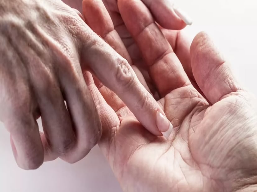 *হস্তরেখাবিদ্যায়, হাতের চিহ্ন আপনার অগ্রগতি, সাফল্য এবং ব্যর্থতা নির্দেশ করে। হস্তরেখাবিদ্যায় কিছু শুভ এবং অশুভ চিহ্ন রয়েছে। শুভ চিহ্ন আপনার সৌভাগ্য বয়ে আনতে পারে, অন্যদিকে অশুভ চিহ্ন আপনার দুর্ভাগ্য বয়ে আনতে পারে। হস্তরেখাবিদ্যায়, নক্ষত্র চিহ্নকে শুভ বলে মনে করা হয়। যদি আপনার হাতে একটি নক্ষত্র চিহ্ন থাকে, তাহলে আপনি রাতারাতি একজন দরিদ্র থেকে কোটিপতিতে পরিণত হতে পারেন। *হস্তরেখাবিদ্যায়, হাতের চিহ্ন আপনার অগ্রগতি, সাফল্য এবং ব্যর্থতা নির্দেশ করে। হস্তরেখাবিদ্যায় কিছু শুভ এবং অশুভ চিহ্ন রয়েছে। শুভ চিহ্ন আপনার সৌভাগ্য বয়ে আনতে পারে, অন্যদিকে অশুভ চিহ্ন আপনার দুর্ভাগ্য বয়ে আনতে পারে। হস্তরেখাবিদ্যায়, নক্ষত্র চিহ্নকে শুভ বলে মনে করা হয়। যদি আপনার হাতে একটি নক্ষত্র চিহ্ন থাকে, তাহলে আপনি রাতারাতি একজন দরিদ্র থেকে কোটিপতিতে পরিণত হতে পারেন।