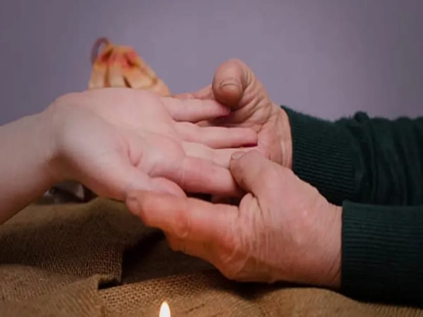 *সূর্য পর্বতের নক্ষত্র খ্যাতি ও খ্যাতি বয়ে আনেঃ যদি কোন ব্যক্তির সূর্য পর্বতে তারার চিহ্ন থাকে, তাহলে সেই ব্যক্তি খ্যাতি ও স্বীকৃতি লাভ করে। তাদের কাজ তাদের খ্যাতি ও খ্যাতি বৃদ্ধি করে। সূর্য পর্বত অনামিকা আঙুলের ঠিক নীচে অবস্থিত। এটি উঁচু, ডুবানো বা চ্যাপ্টা করা যেতে পারে। এই চিহ্নগুলিরও বিভিন্ন অর্থ রয়েছে।