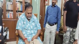 বাড়ি ফিরে পোষ্যের সঙ্গে পার্থ৷ 