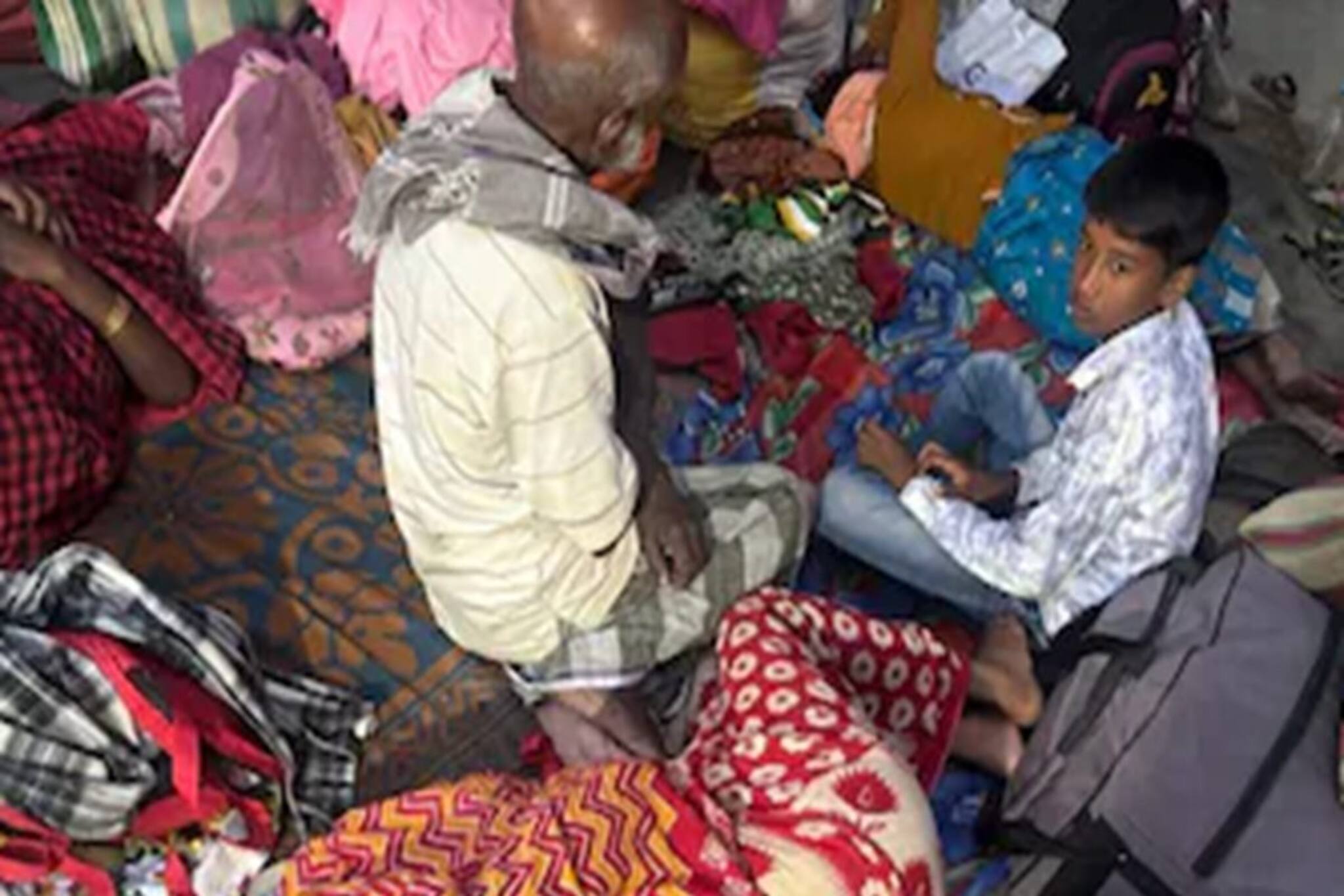 এসআইআর আতঙ্ক ! বাংলাদেশ ফিরে যাওয়ার জন্য সীমান্তে শয়ে শয়ে মানুষের ভিড়