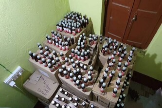 গভীর রাতে পুলিশের হানা, যুবকের কাছে মিলল বিপুল পরিমাণ ফেনসিডিল! হতবাক সুতি