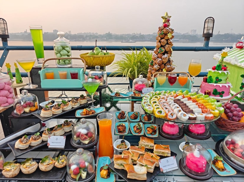 কেক মিক্সিং অনুষ্ঠান সম্পন্ন হওয়ার সঙ্গে সঙ্গে পোলো ফ্লোটেল নদীর তীরে আনন্দ উদযাপনের একটি মরশুমের জন্য অতিথিদের স্বাগত জানাতে প্রস্তুত।