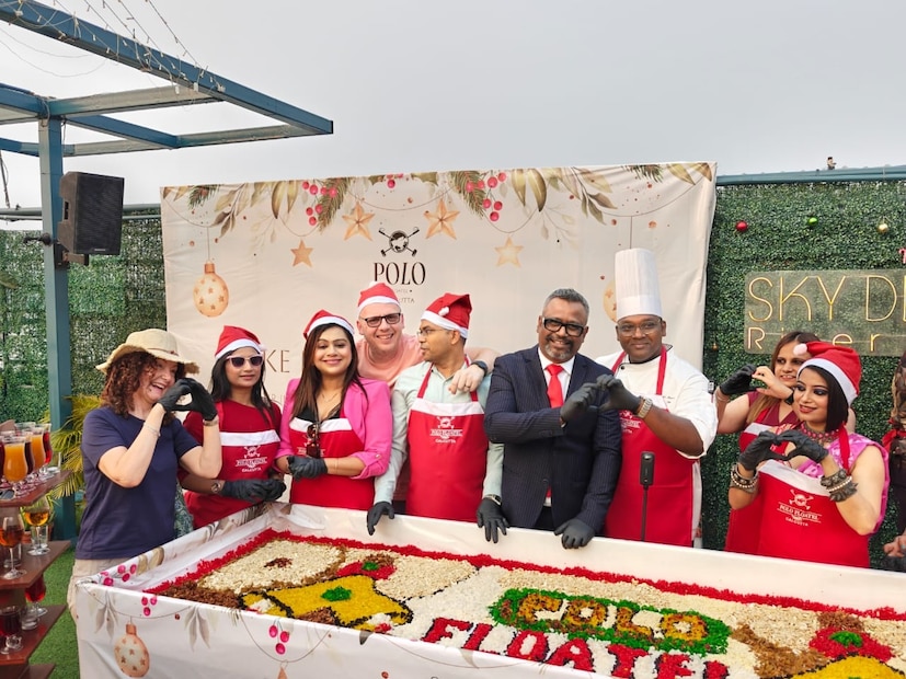 কলকাতার পোলো ফ্লোটেল তাদের সিগনেচার কেক মিক্সিং অনুষ্ঠানের মাধ্যমে ক্রিসমাস মরশুম শুরু করেছে, এই উপলক্ষে বিশিষ্ট অতিথি, সহযোগী এবং রন্ধন বিশেষজ্ঞদের উপস্থিতি ছিল চোখে পড়ার মতো। ঐতিহ্যবাহী এই অনুষ্ঠানটিতে বিভিন্ন ধরনের বাদাম, ফল এবং মশলা মদে ভিজিয়ে ক্রিসমাস প্লাম কেক তৈরির আনন্দে মাতলেন সবাই, যা উৎসবের মরশুমের আনন্দময় সূচনাকেই চিহ্নিত করে।