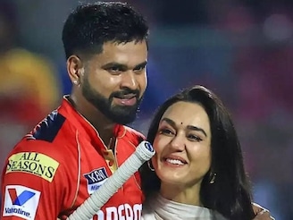 শ্রেয়স-প্রীতি জিন্টার এক ছবিতে তোলপাড় সোশ্যাল মিডিয়া! মালকিনের সঙ্গে তারকা ক্রিকে