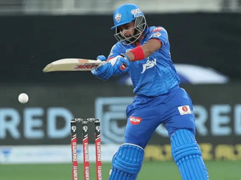 পৃথ্বি শ: এছাড়া ভারতীয় দল যদি কোনও দেশীয় ওপোনারকে দলে নেওয়ার কথা ভাবে তাহলে পৃথ্বি শ-কেও তালিকাভুক্ত করা যেতে পারে। বিগত কয়েক বছরে বেলাগাম ব্যক্তিগত জীবন ও অফ ফর্মের কারণে গতবছর দল পাননি পৃথ্বি। কিন্তু এই বছর ফের ক্রিকেটে ফিরেছেন। রানও করছেন ঘরোয়া ক্রিকেটে। পৃথ্বি ফর্মে থাকলে প্রতিপক্ষের বোলারদের নাজেহাল করে ছাড়ার দক্ষতা রয়েছে।